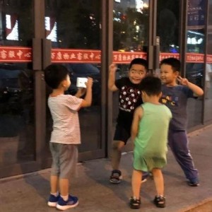 娱乐吃瓜的头像男真人,男真人生吃瓜背后的故事